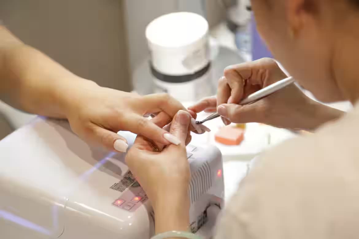 Servicio de manicure en salón de uñas